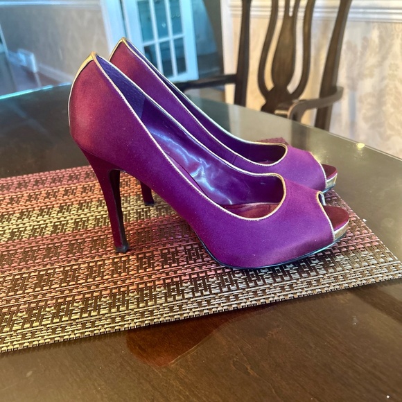 Nine West Burgundy Satin Peep Toe Pumps with Gold Piping and Stripe- Size 10 - Picture 3 of 8
